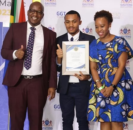 ScienceXperts learner receiving an academic award